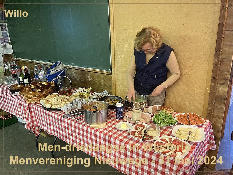 913
